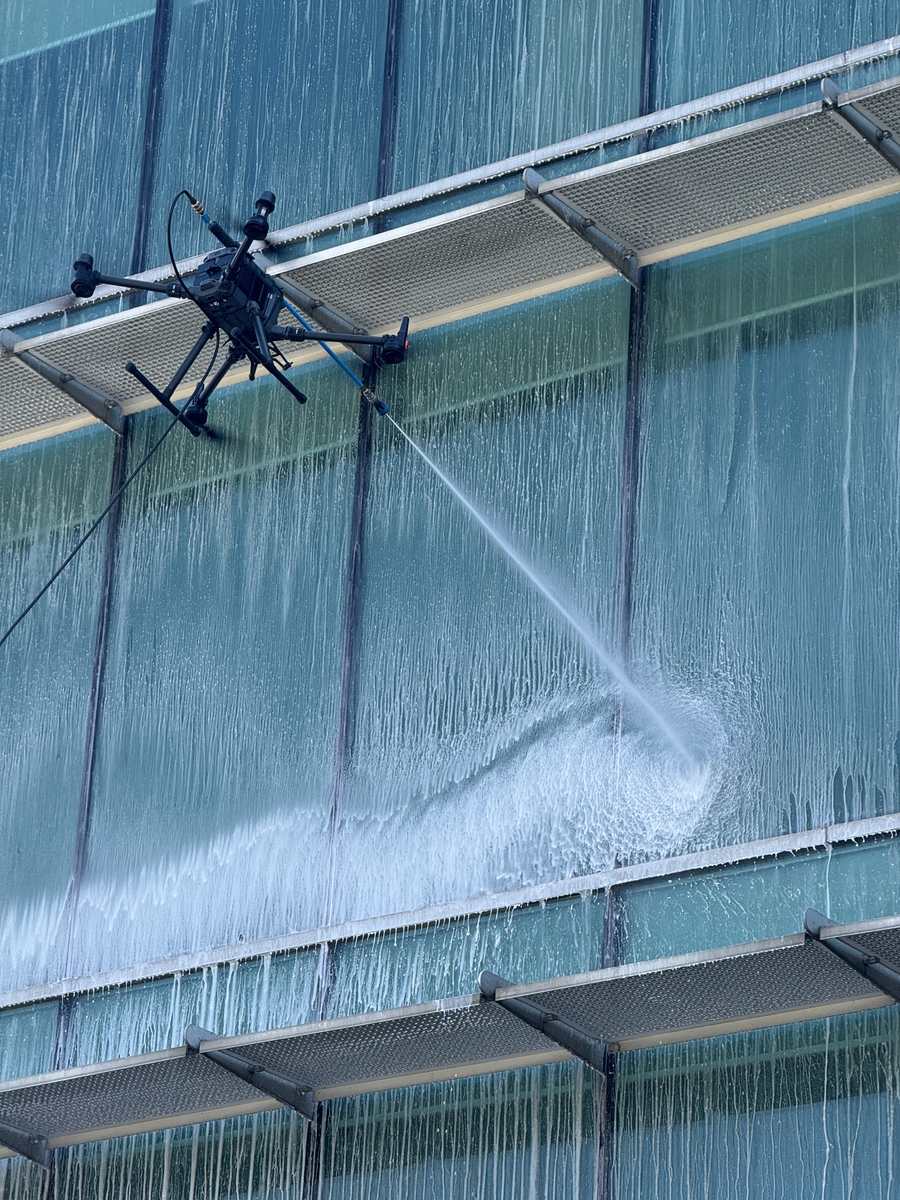 Drone curățare clădiri